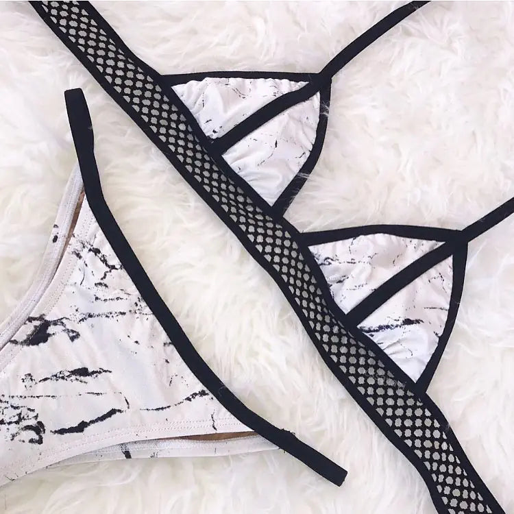 Traje de baño bikini con franjas trending